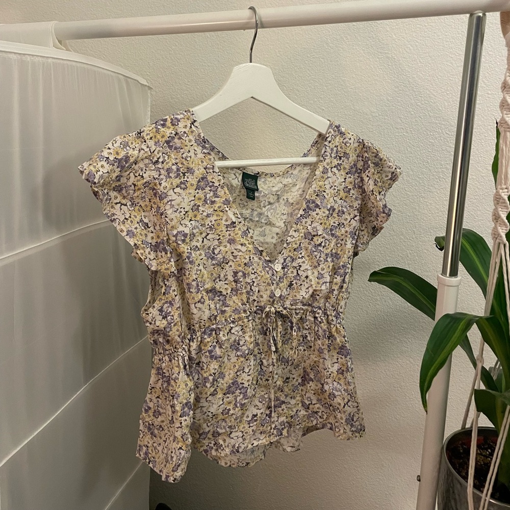 Cute floral cropped blouse with opening